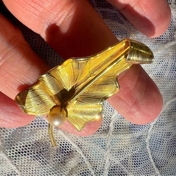 Vintage Midcentury Leaf Brooch with Prong Set Pearl - Picture 8 of 9